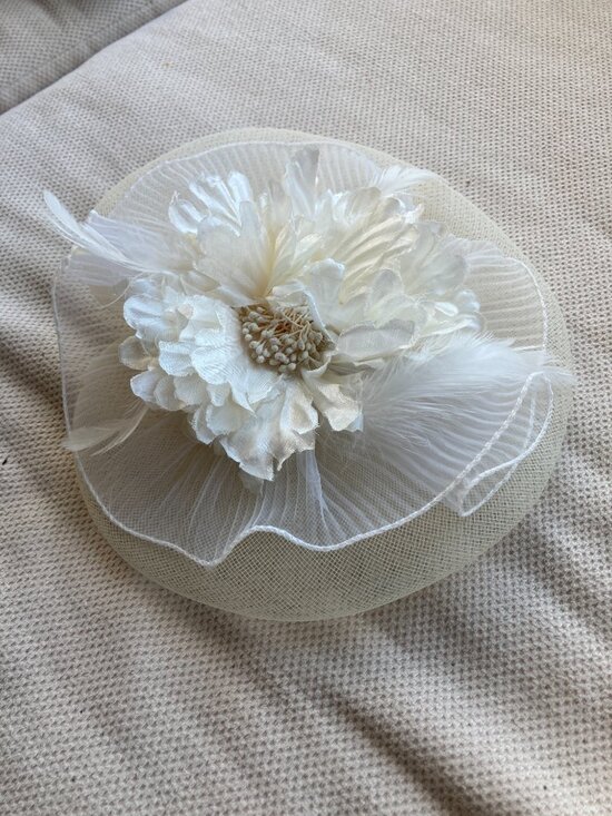 White Feather & Tulle Fascinator Headpiece • Wedding Hair Clip Hat • Garden Part